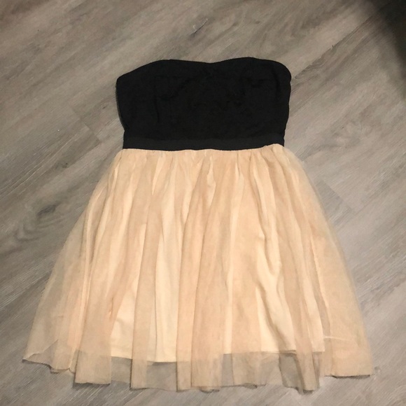 Wet Seal Dresses & Skirts - Wet Seal tulle strapless dress